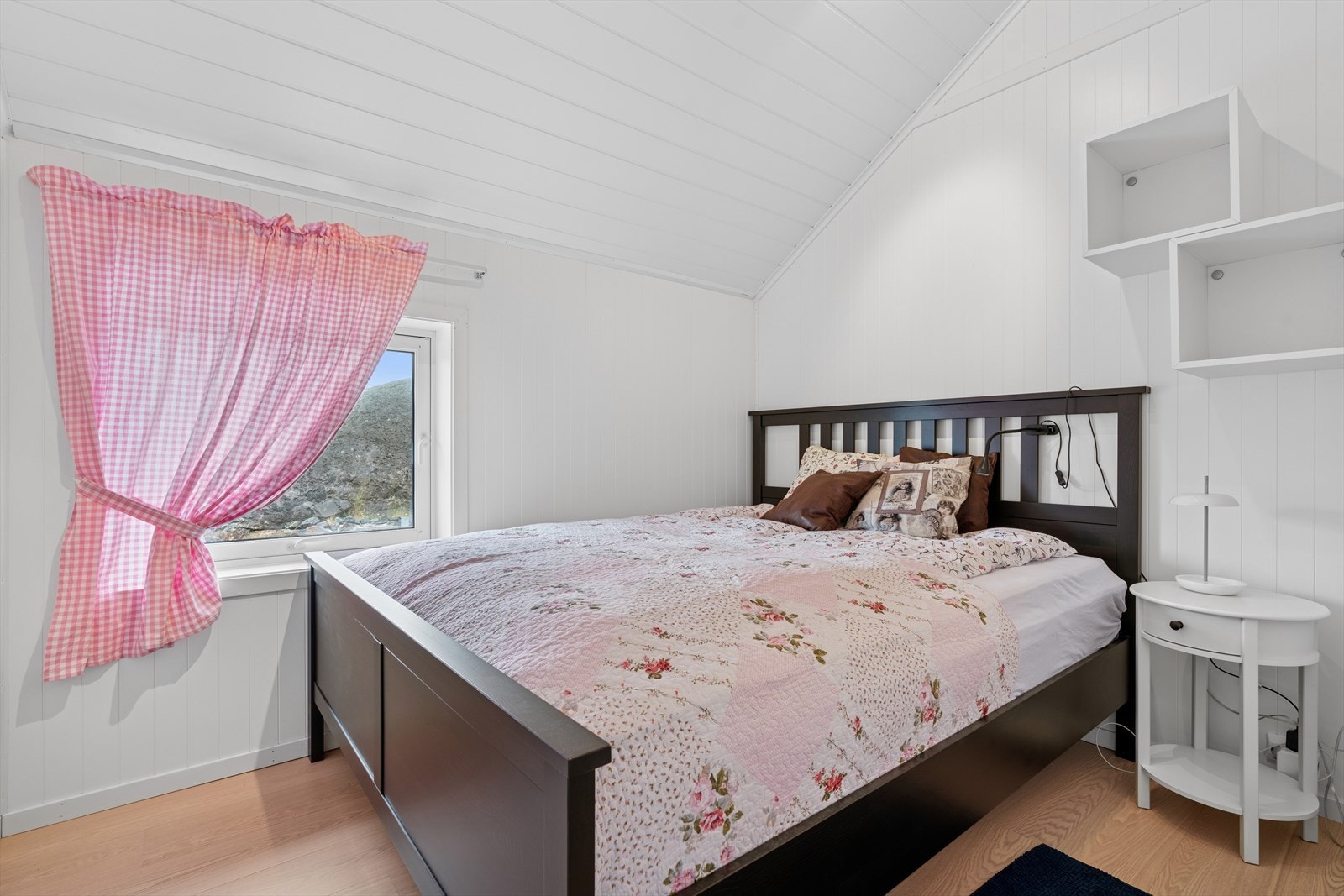 Det er to soverom på hovedplan og ett soverom i loftsetasjen. Galleribilde