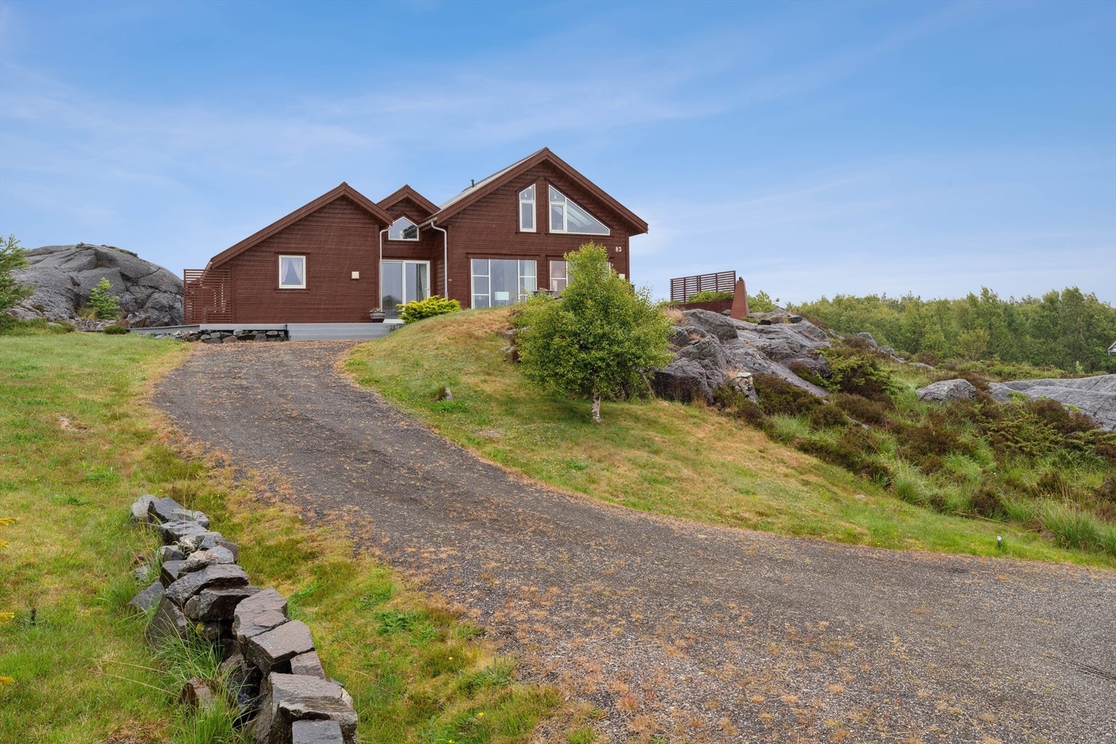 Bilvei helt frem og parkeringsmulighet like ved fritidsboligen. Galleribilde