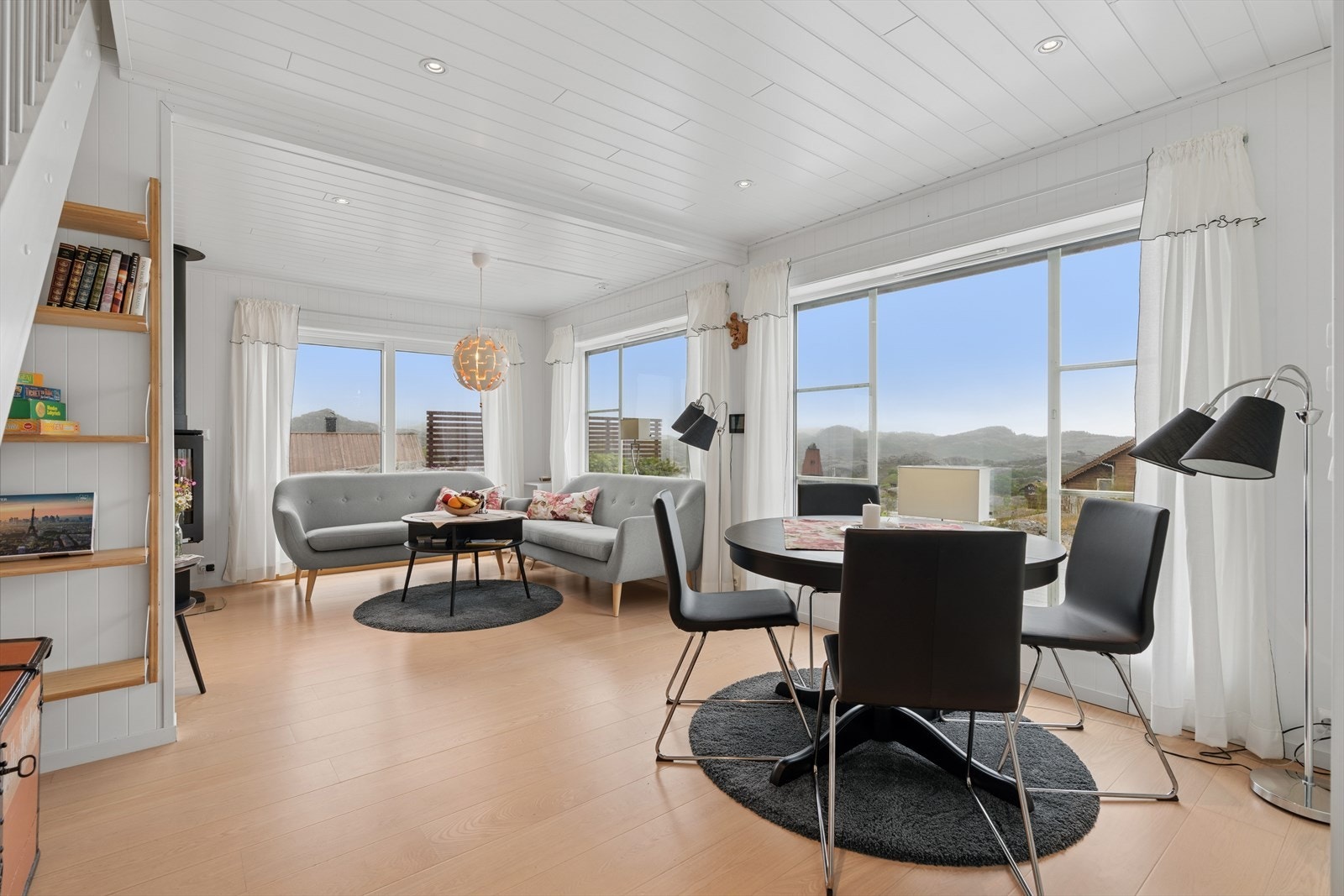 Innvendig kan fritidsboligen skilte med et lyst og fint oppholdsrom som består av stue og kjøkken i åpen løsning. Galleribilde