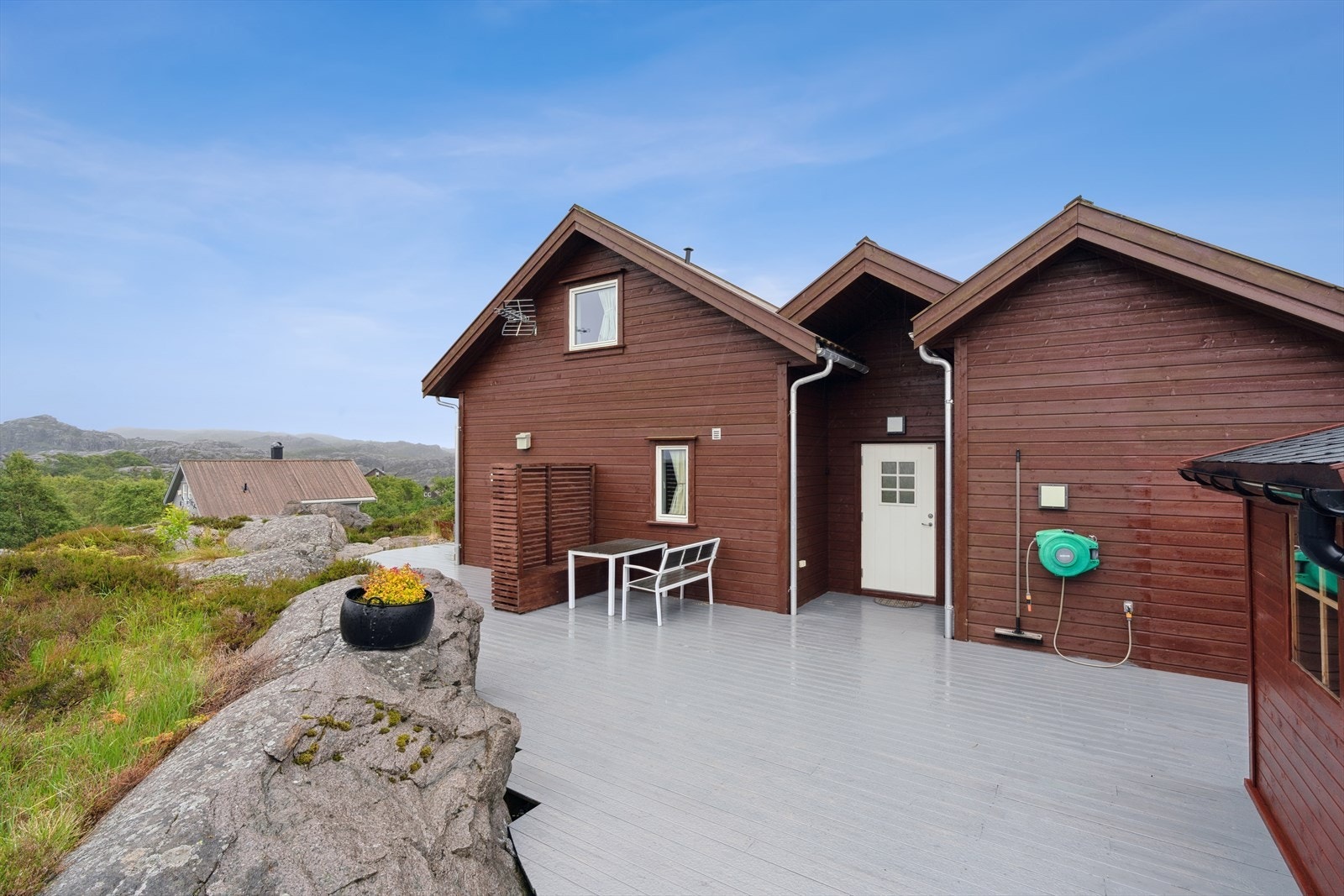 Det er etablert terrasse rundt hele fritidsboligen. Galleribilde