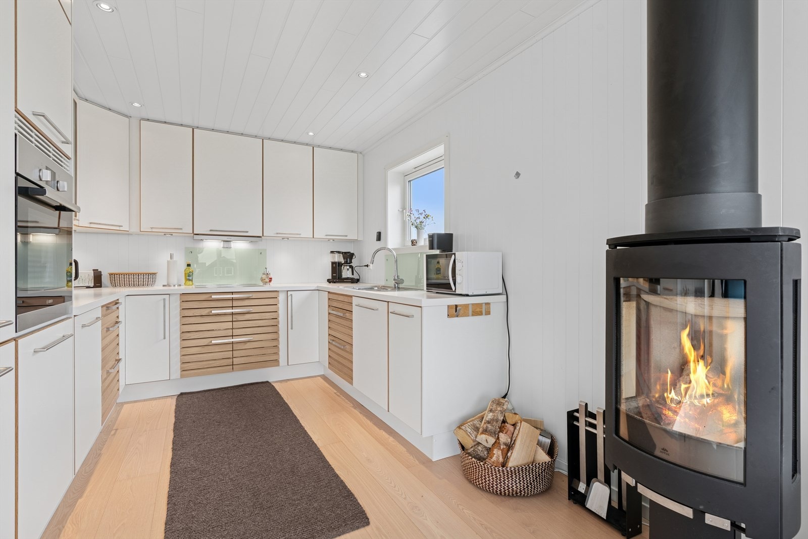 Fritidsboligen har et flott kjøkken med lys innredning. Galleribilde