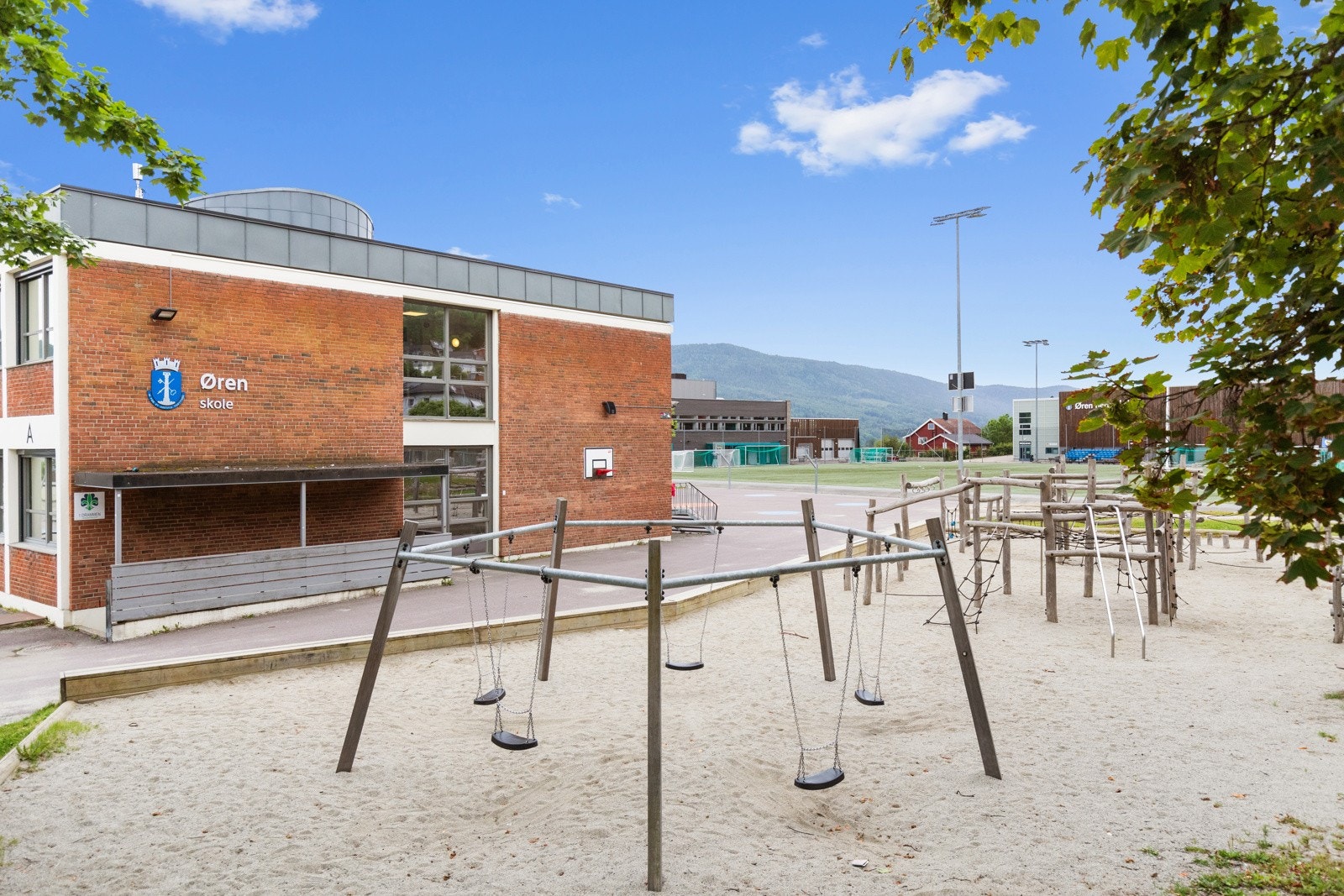 Ved siden av barnehagen ligger Øren skole. Galleribilde