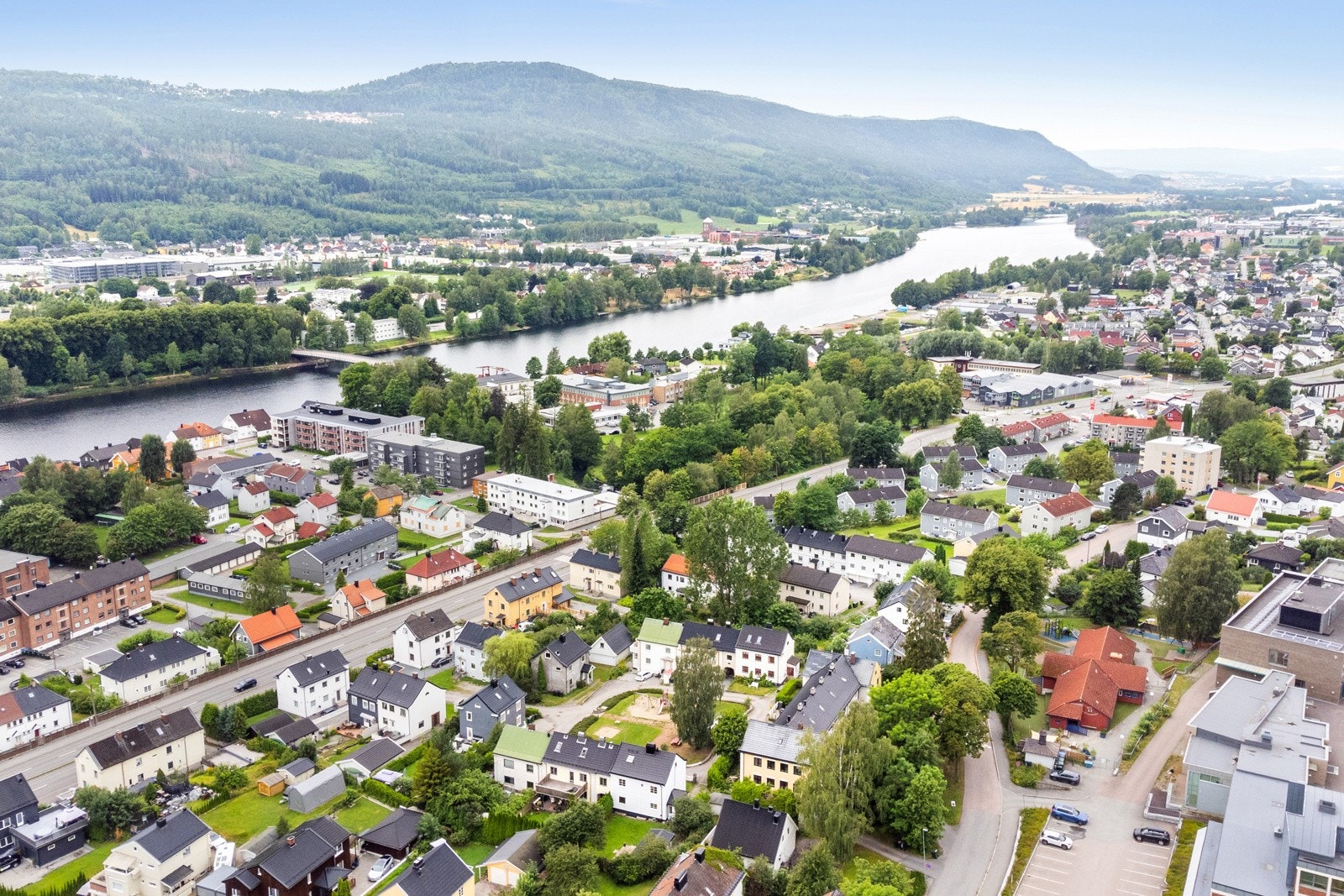 Det er gangavstand til KIWI Landfalløya og flotte turområder i elveparken. Galleribilde