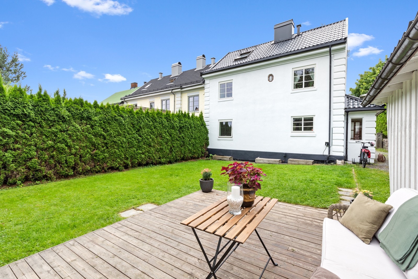 Eiendommen har en stor og skjermet hage. Galleribilde