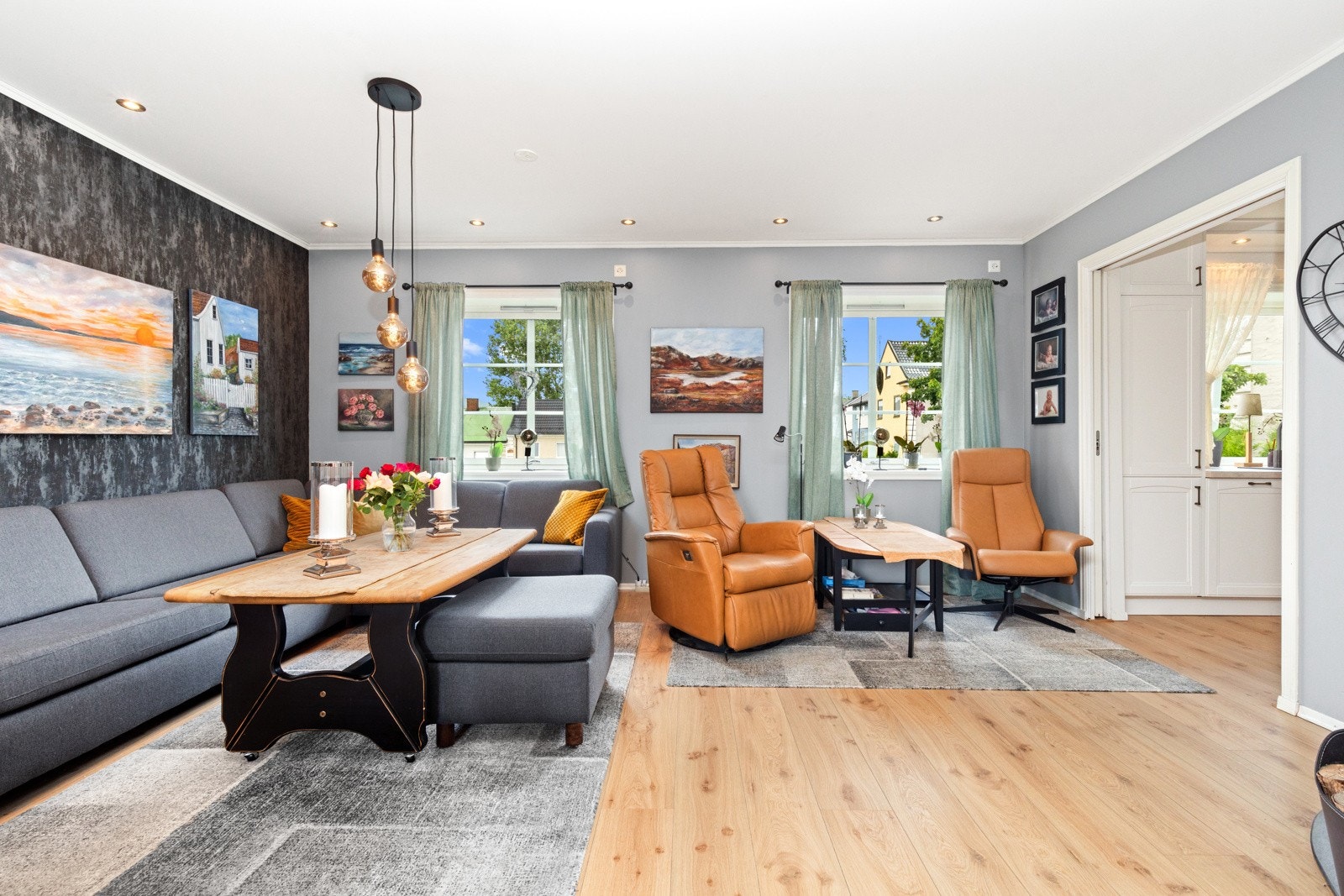 Stuen har lys inn fra trer sider Galleribilde