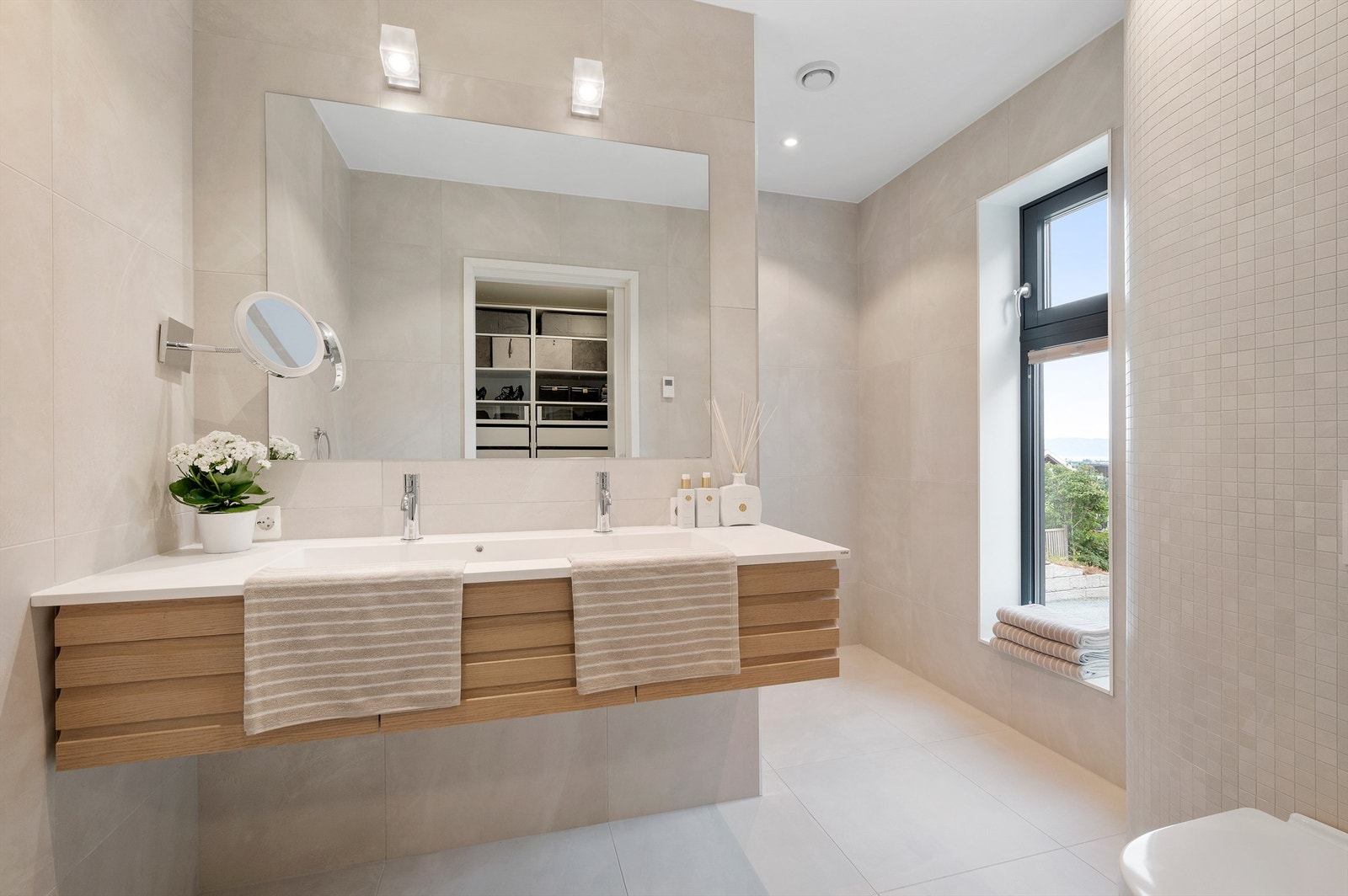 Badet er et lunt og innbydende rom, med kvalitetsinnredning fra JKE Design. Galleribilde