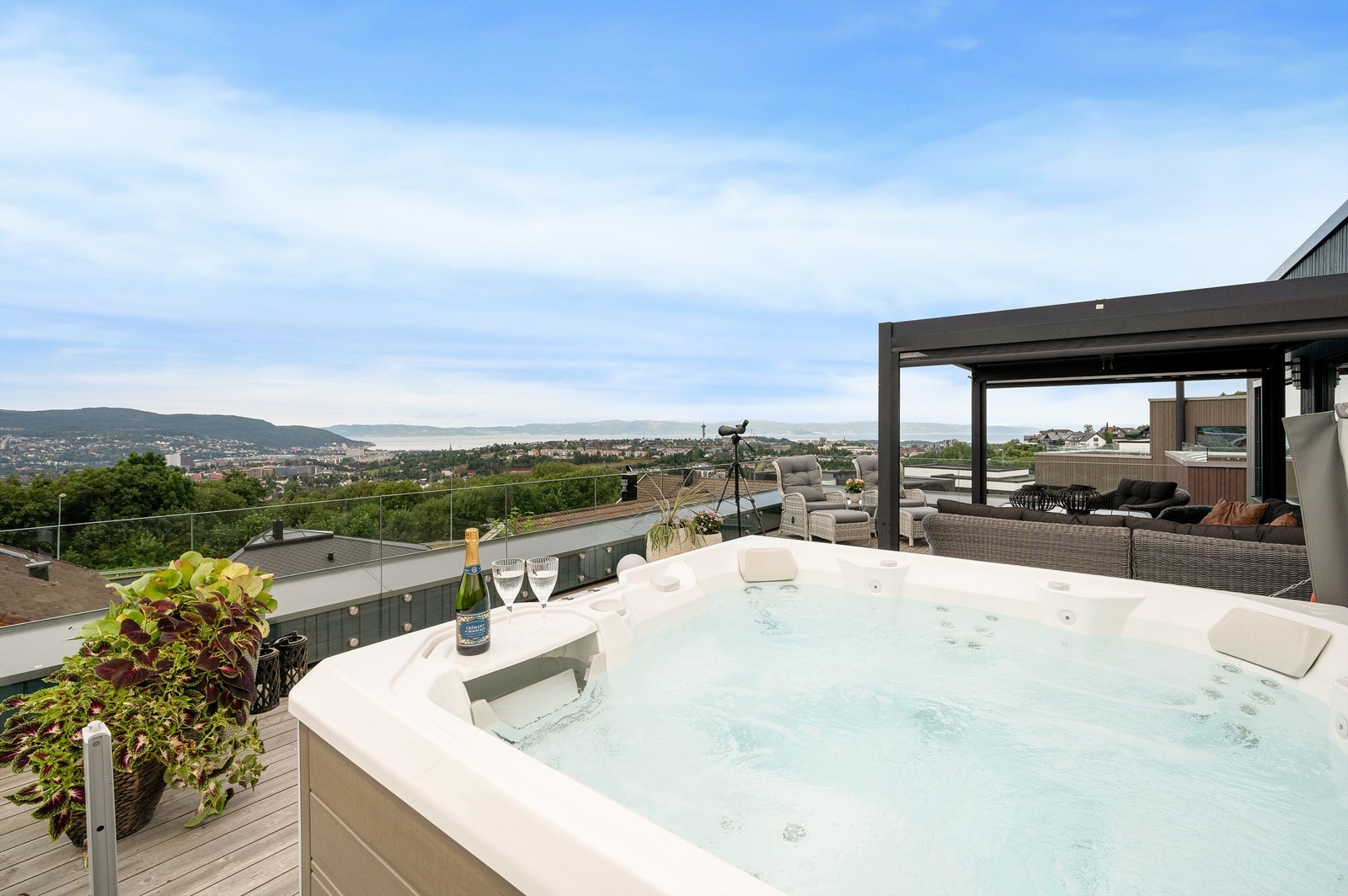 Sola kan følges gjennom hele dagen, og saltvannsjacuzzien er et ypperlig sted å nyte den vakre solnedgangen fra. Galleribilde