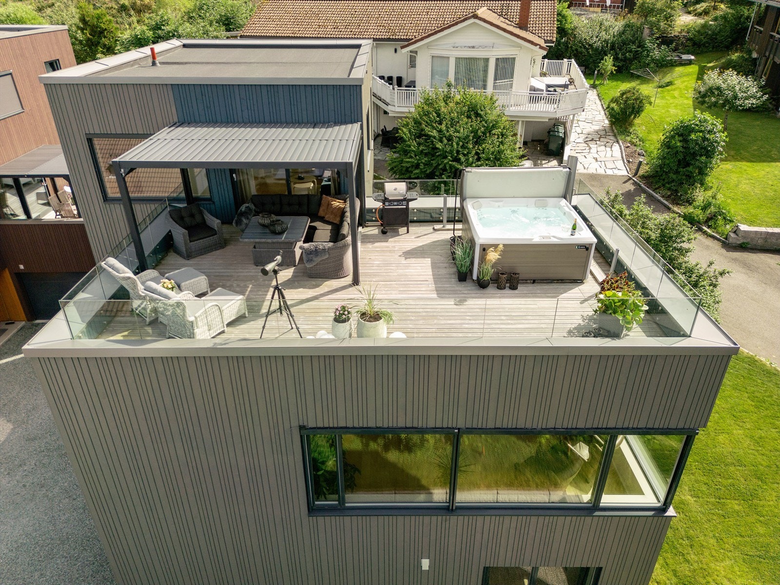 Den flotte, moderne boligen er oppført av Eggen arkitekter i Trondheim. Galleribilde