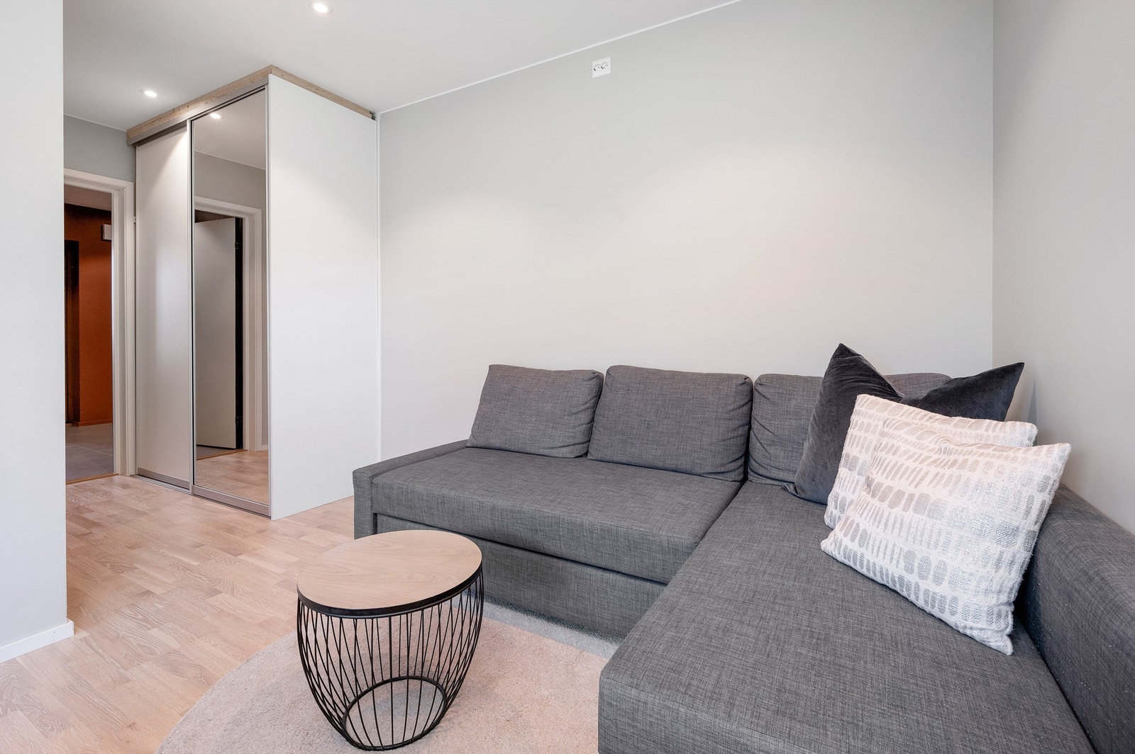 Boligen er utstyrt med sentralstøvsuger som dekker alle tre etasjer. Galleribilde