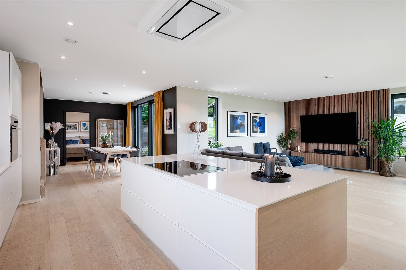 Stue, kjøkken og spisestue måler til sammen hele 69 kvm. Galleribilde