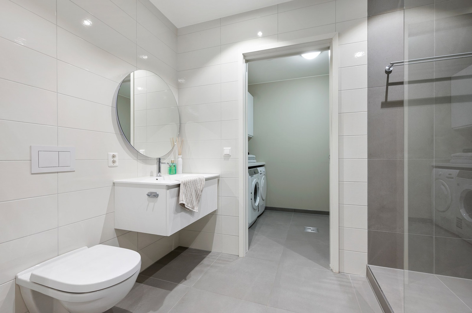 Det er baderom i alle tre etasjer, og badet i underetasjen ligger vegg i vegg med et stort og praktisk vaskerom. Galleribilde