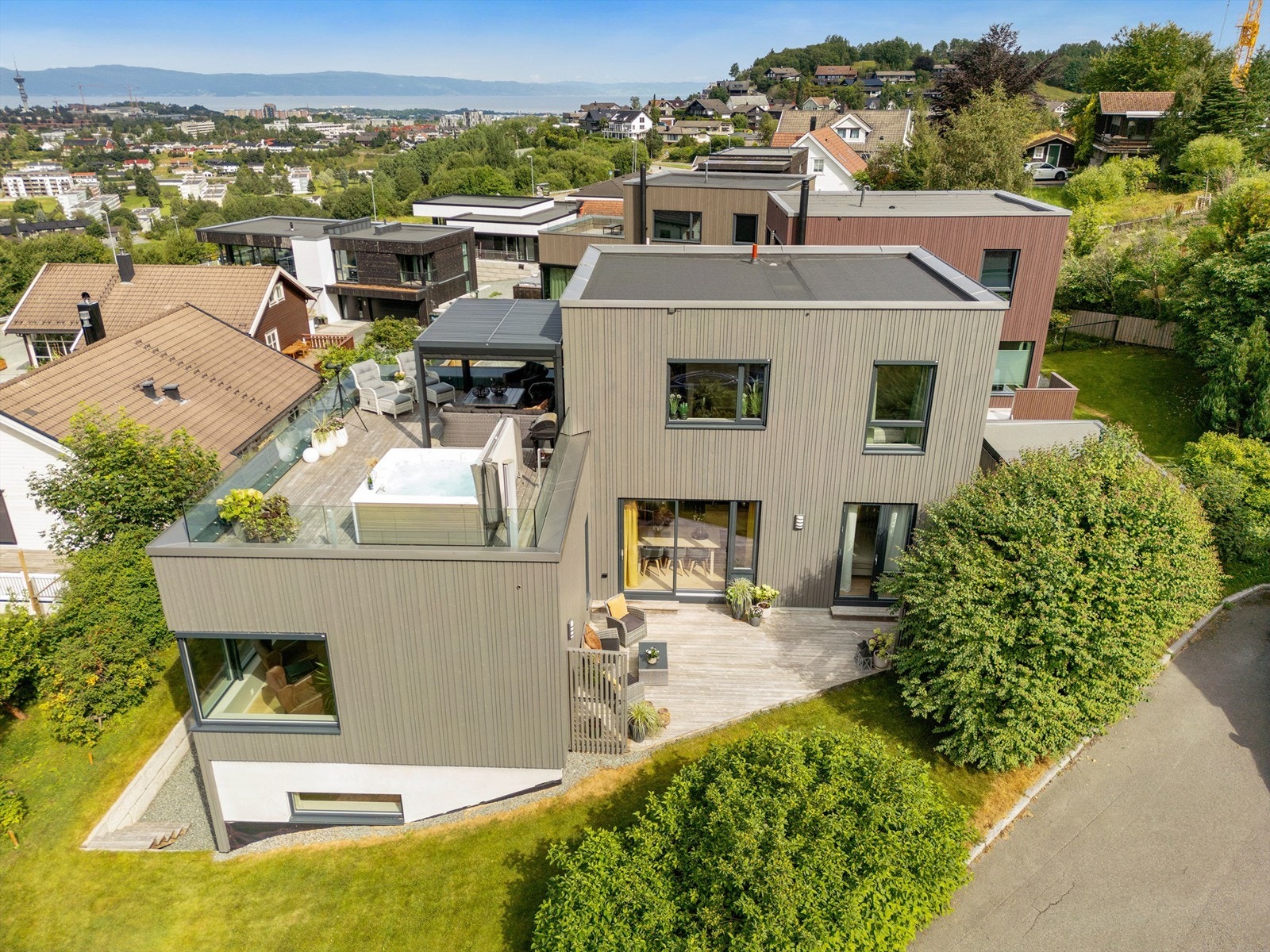 Arkitekttegnet bolig fra 2020 med plettfri, påkostet standard. Galleribilde