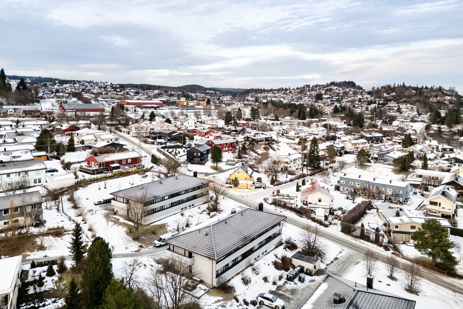 Dalgård idrettsanlegg ligger kun 5 minutter gange fra leiligheten. Her finner du fotballbaner, padel -og løpebaner. Galleribilde