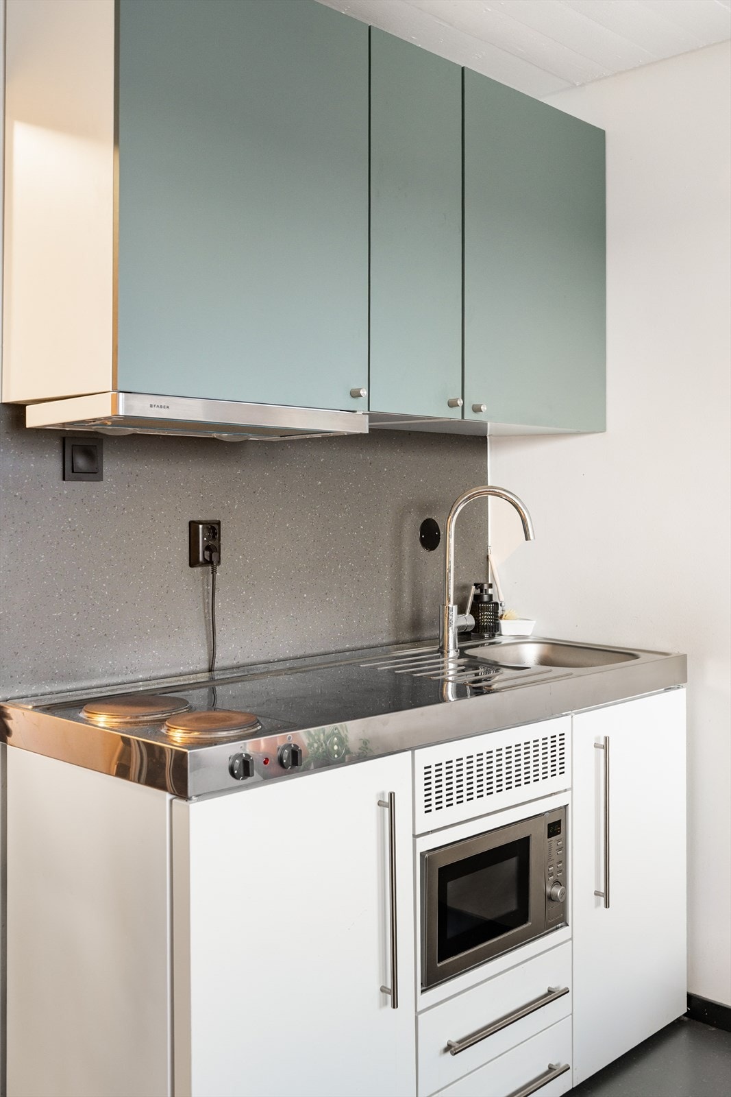 Kjøkkenet har integrert kjøleskap og koketopp. Galleribilde