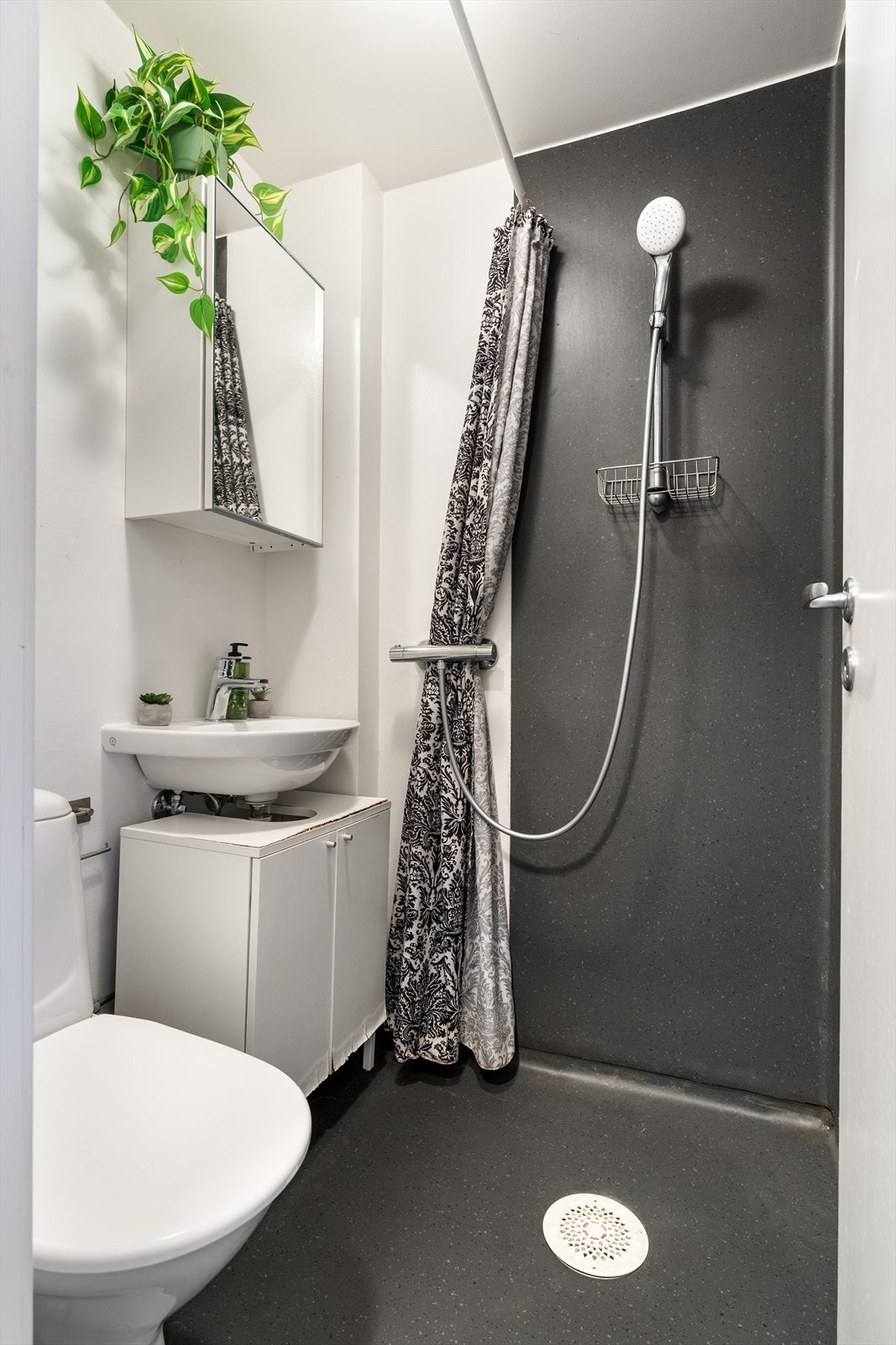 Oppgradert bad fra 2021 på 1,7 m².
Badet består av gulvmontert toalett, dusj, speil og servant. Galleribilde