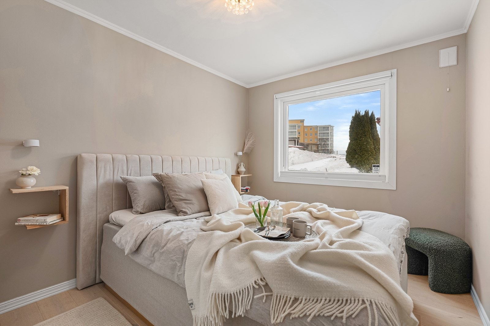 Delikat soverom med god plass til dobbeltseng og garderobeløsning Galleribilde