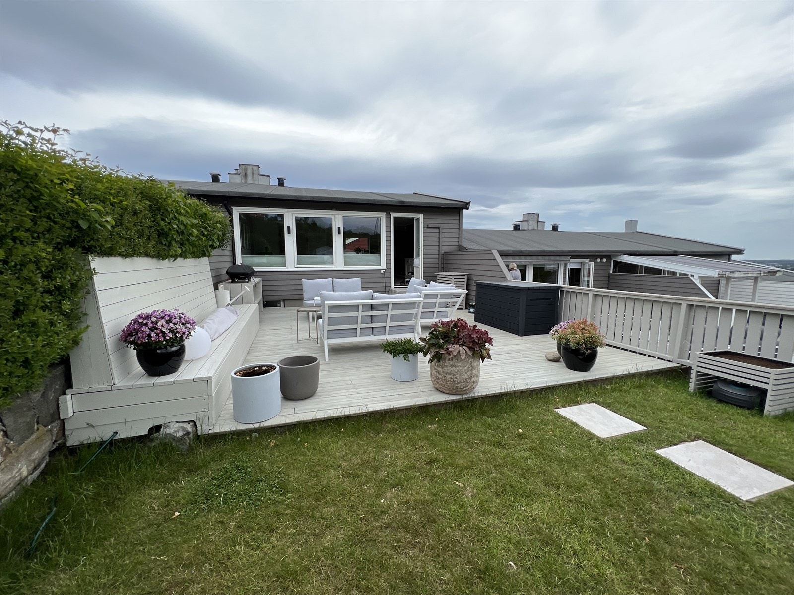 Fra stuen er det utgang til en flott opparbeidet hage Galleribilde