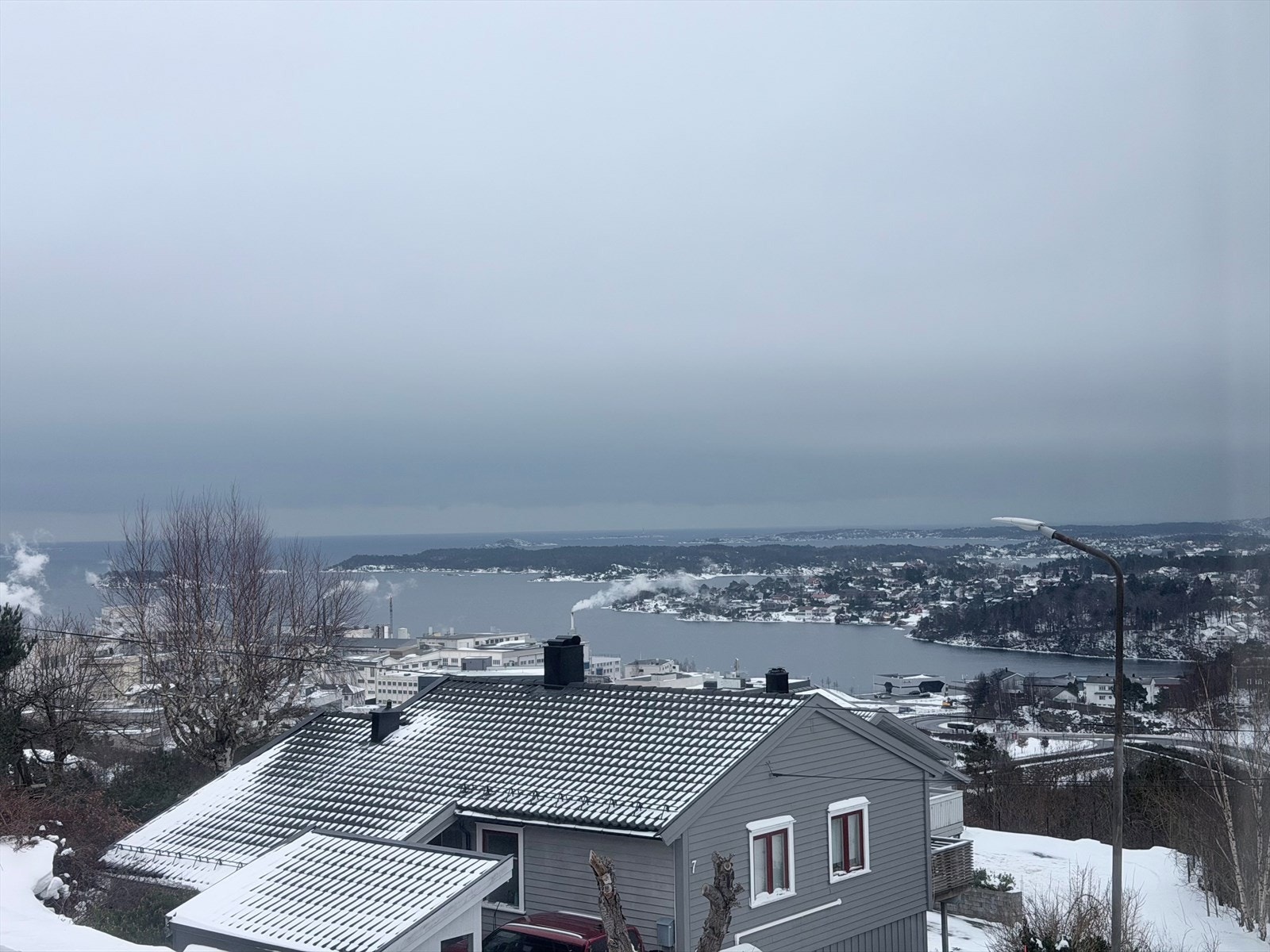 Fantastisk utsikt fra kjøkkenvinduet utover mot innseilingen Galleribilde