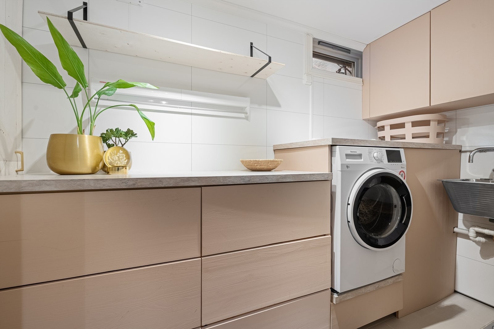 Eget vaskerom med gode oppbevaringsmuligheter, samt opplegg til vaskemaskin og utslagsvask Galleribilde