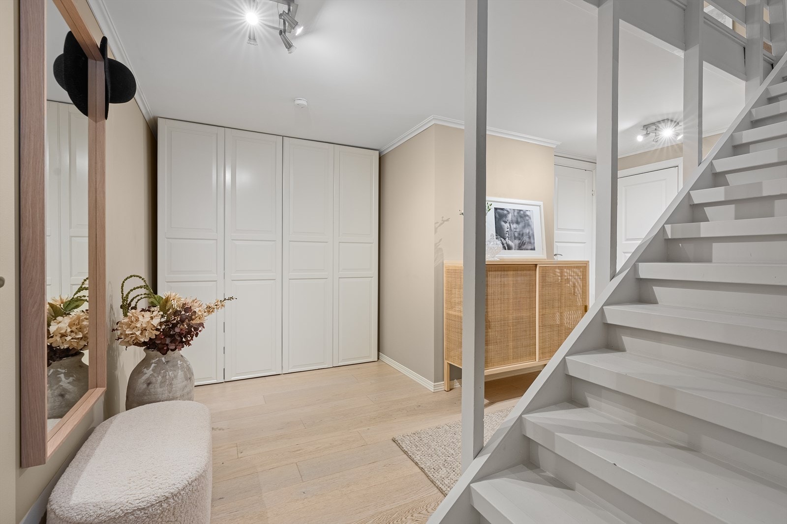 I gangen er det god plass til oppbevaring av ytterklær og sko Galleribilde