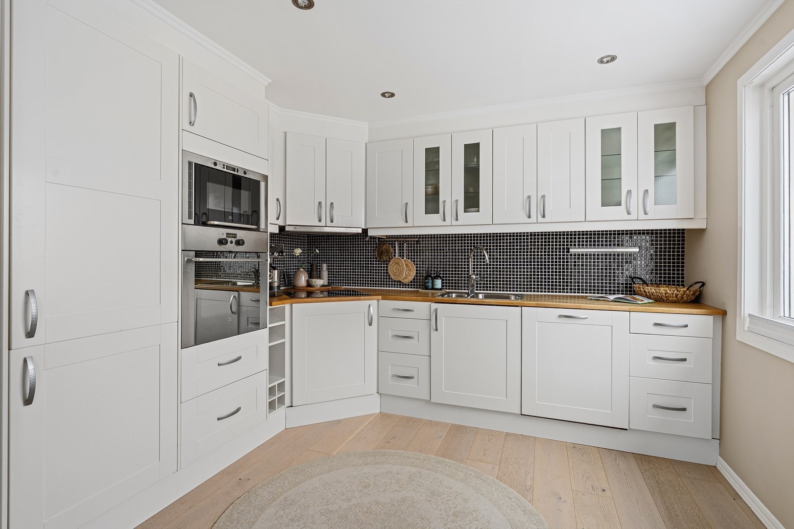 Det er integrerte hvitevarer på kjøkkenet Galleribilde