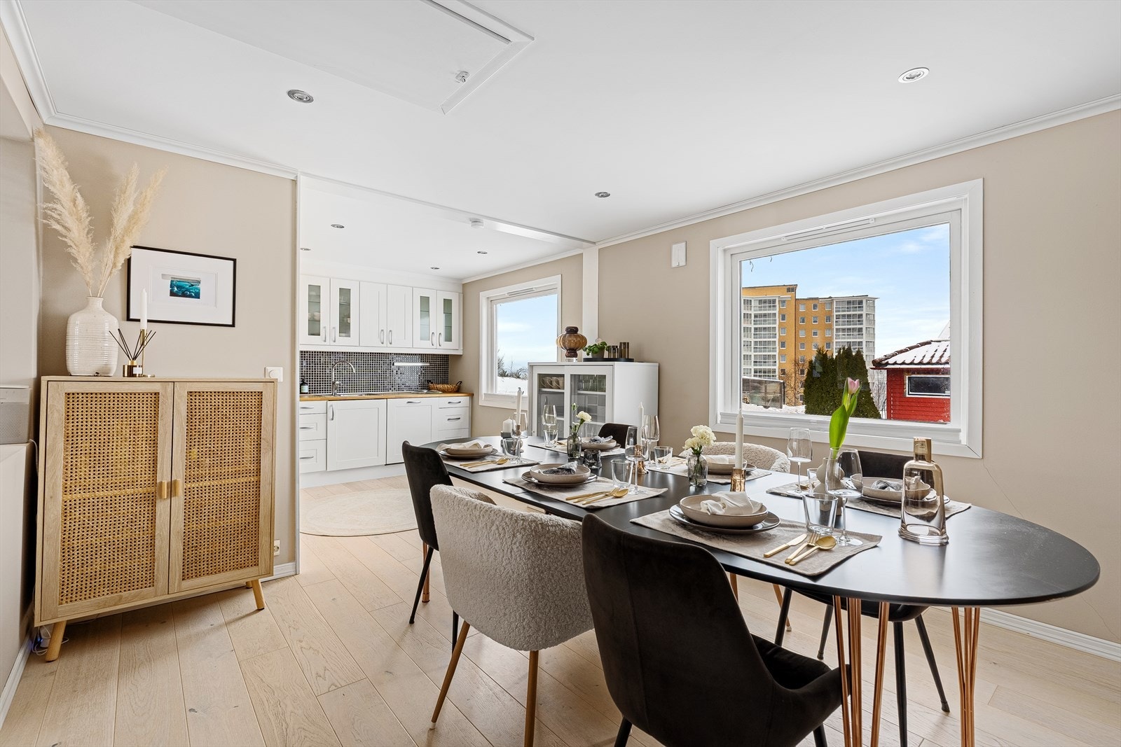 Ved kjøkkenet er det god plass til en stor spisegruppe Galleribilde