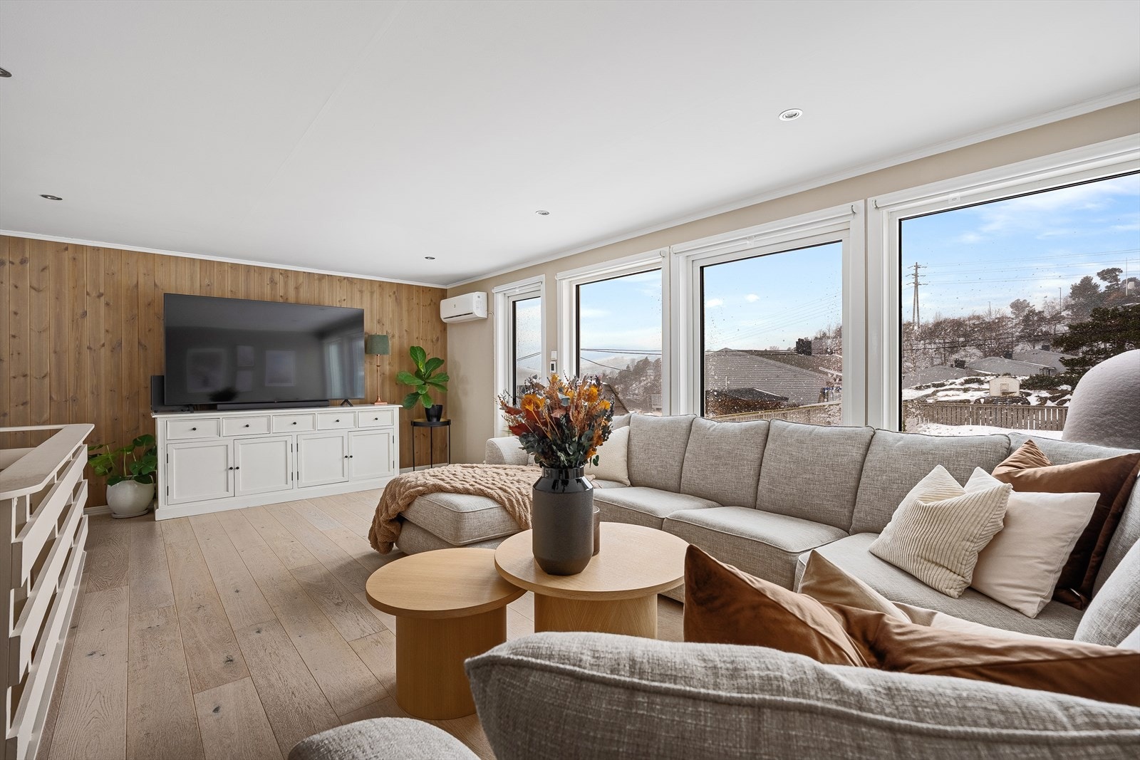 Det er store vindusflater som slipper inn rikelig med naturlig lys Galleribilde