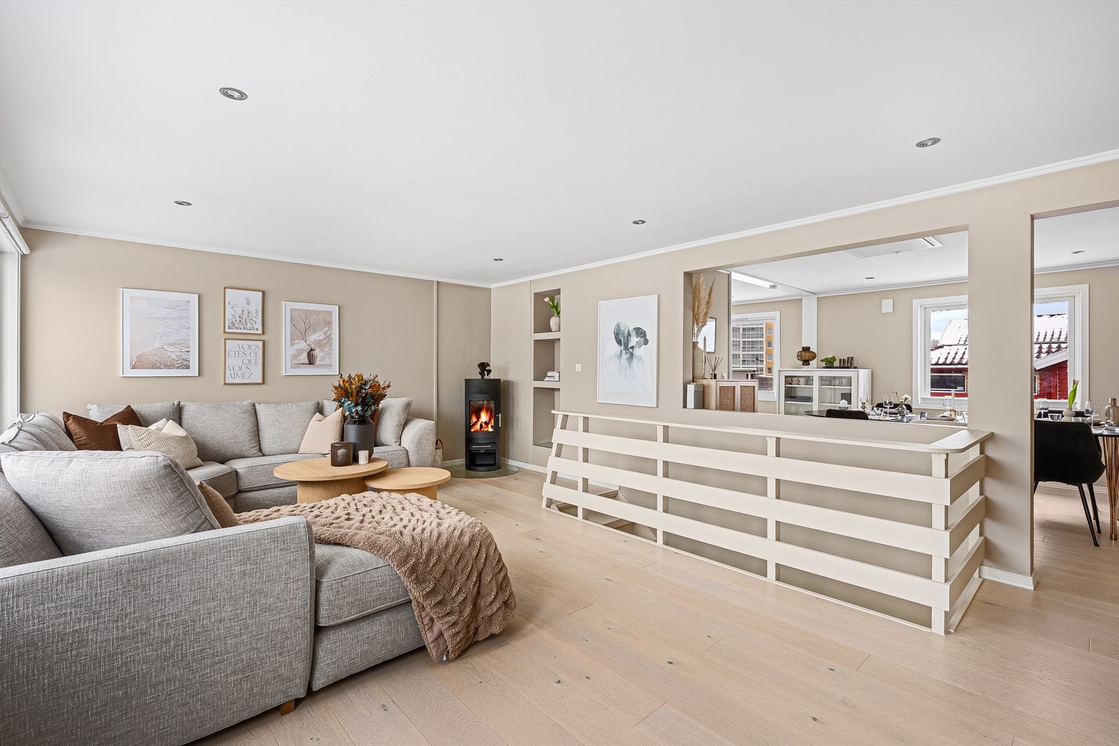 Delvis åpen stue- og kjøkkenløsning som skaper en sosial sone Galleribilde