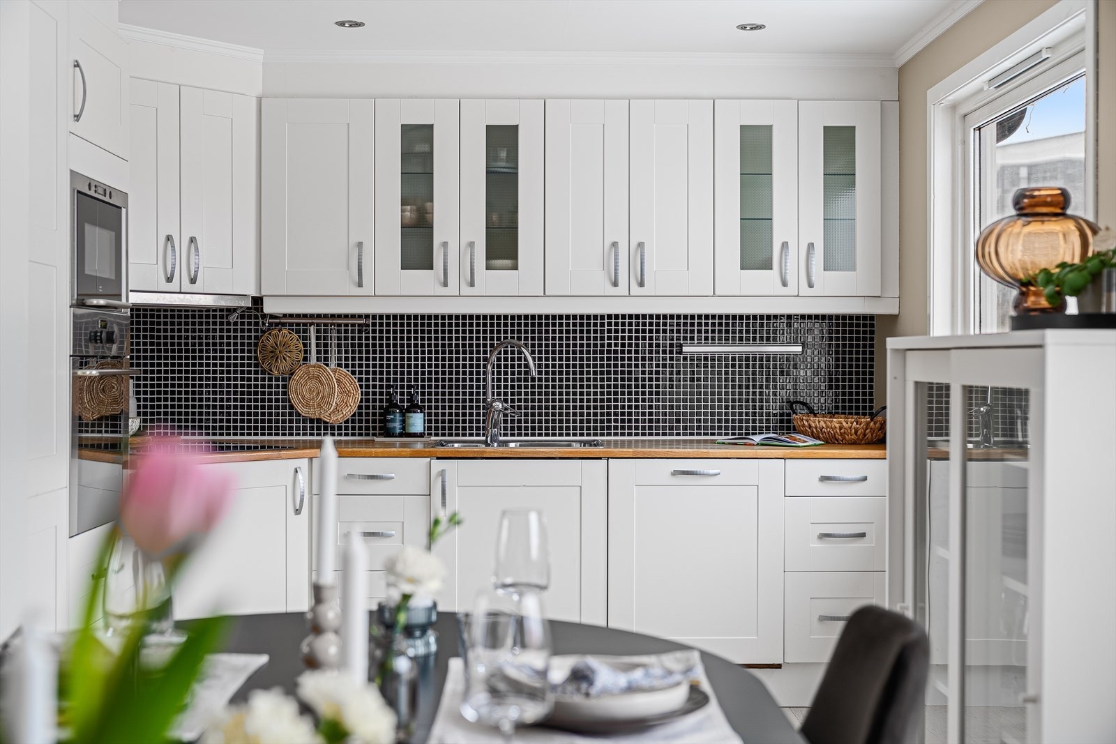 Lekkert kjøkken med god benk- og skapplass Galleribilde