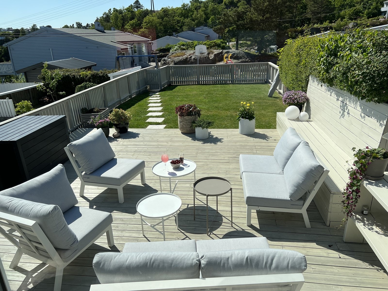 Hagen er opparbeidet med gressplen, heller og terrasse med god plass til flere møbleringsmuligheter Galleribilde