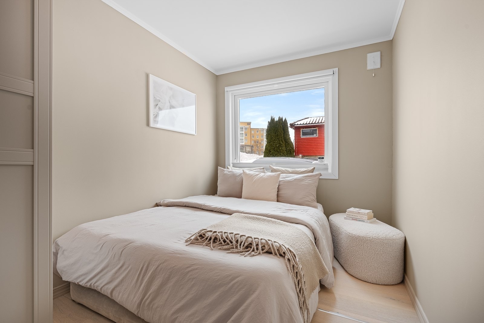 Soverom 2 med god plass til dobbeltseng Galleribilde