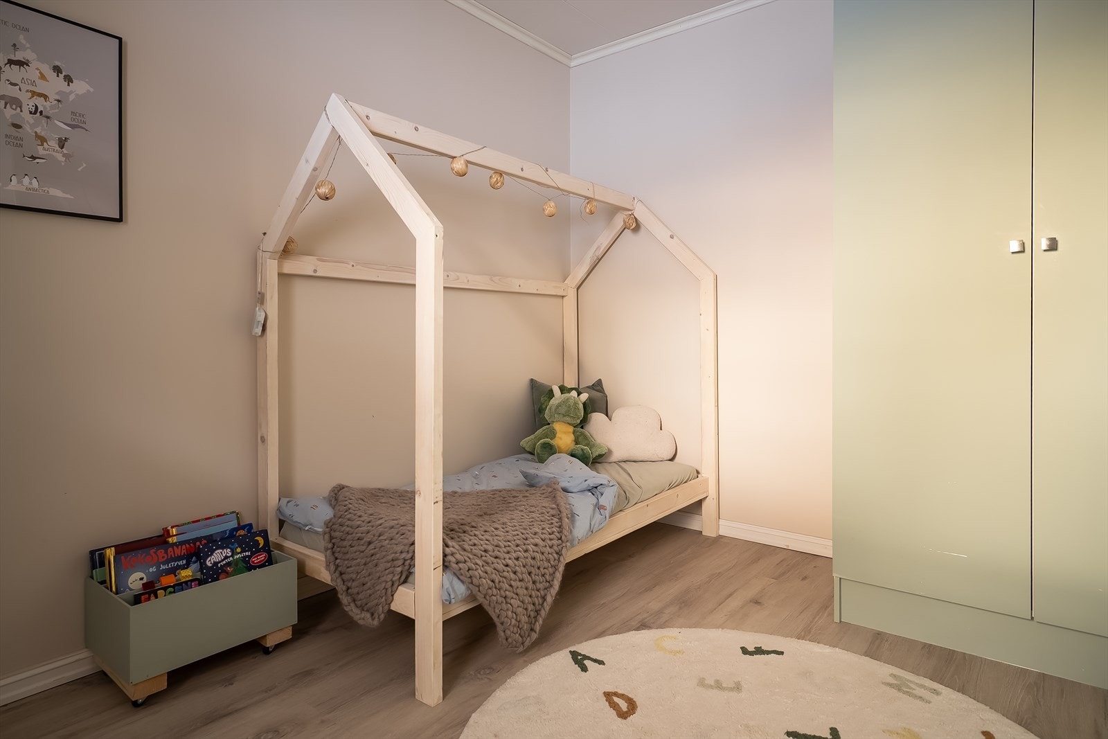 Boligens andre soverom er på 8,4 m² og egner seg ypperlig som enten barnerom, kontor eller gjesterom. Galleribilde