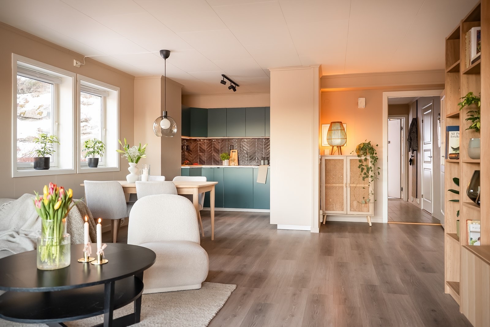 Leiligheten har gjennomgått en omfattende overflateoppussing, hvor blant annet alle rom er malt i lune og moderne farger, og kjøkkenfronter er byttet. Galleribilde