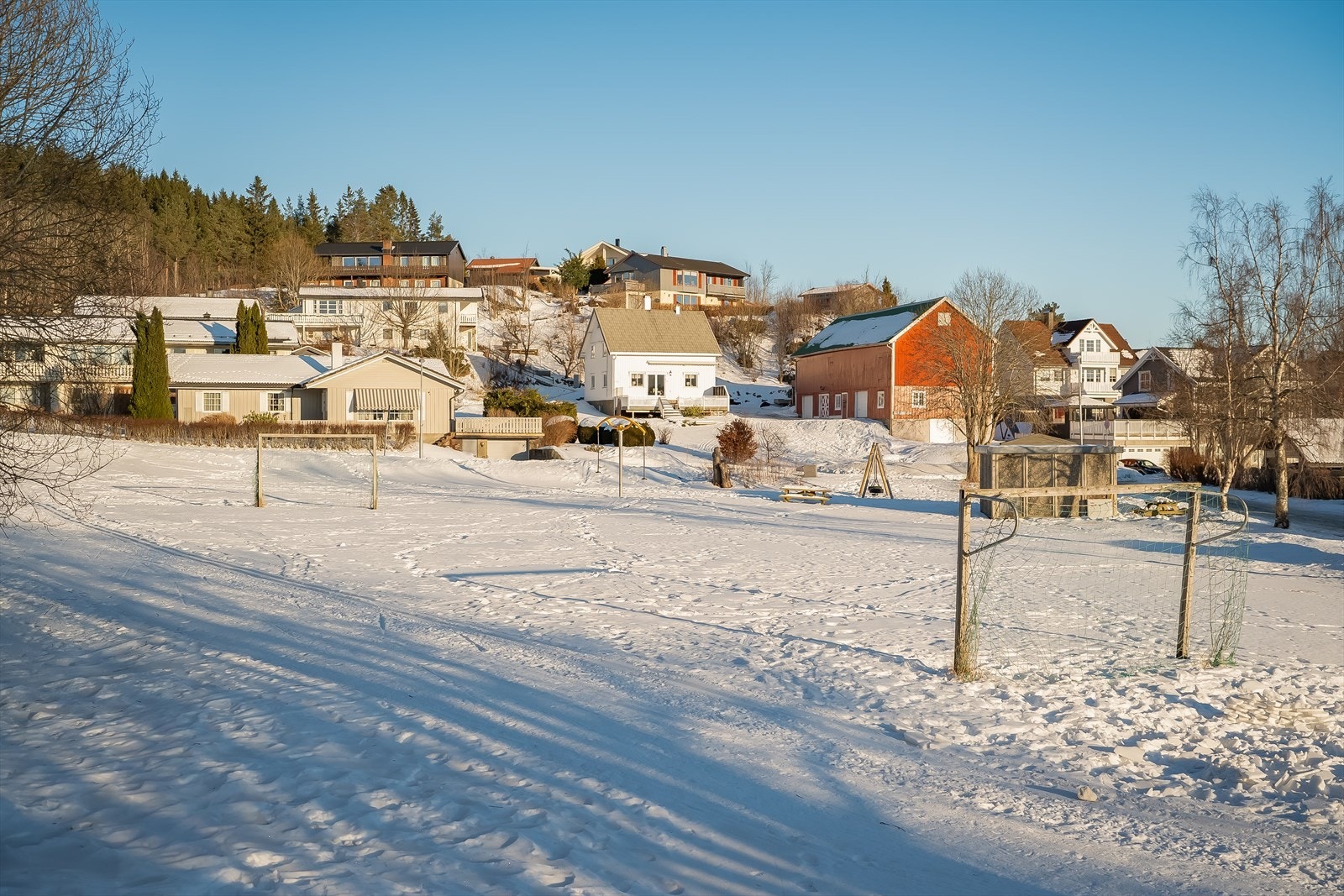 Leiligheten ligger i et etablert nabolag med nærhet til Heimdal sentrum. Galleribilde