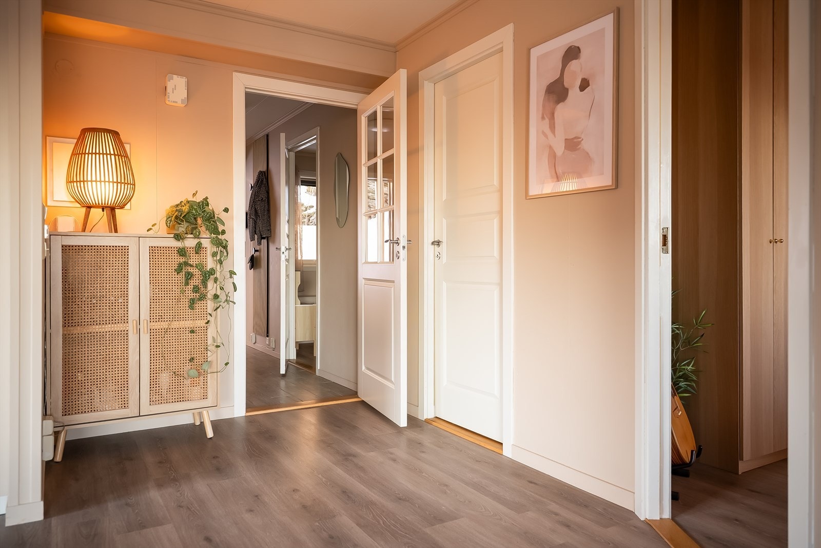 Leiligheten har to romslige soverom, hvorav hovedsoverommet ligger i direkte tilknytning til stuen. Galleribilde