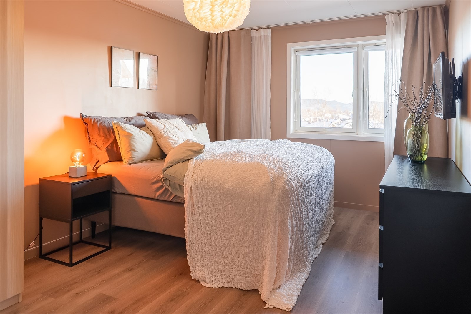 Hoved soverommet måler hele 14,7 m² og oppleves som svært romslig. Galleribilde