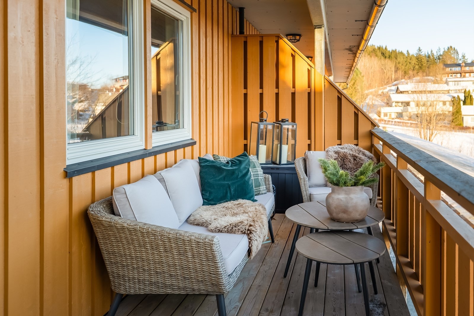 Balkongens størrelse gir deg god plass til ønsket utendørsmøblement. Galleribilde
