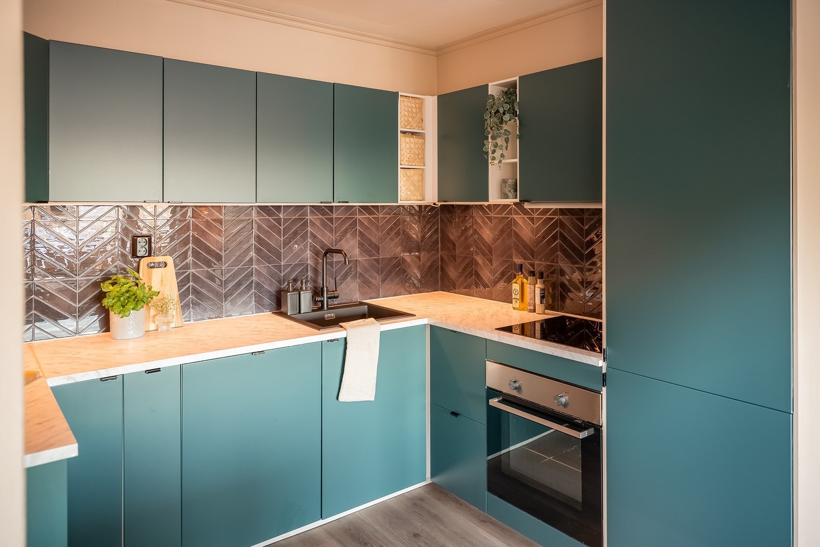 Alle overflater på kjøkkenet er restaurert samt bytte av oppvaskkum og tilhørende armatur. Galleribilde