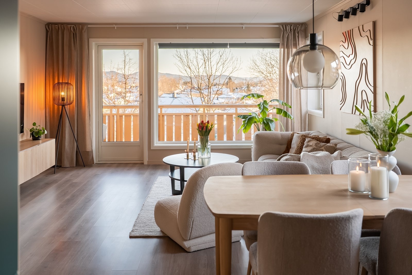 Boligen byr på rause vindusflater, noe som gir rikelig med naturlig lys og bidrar til en luftig atmosfære. Galleribilde