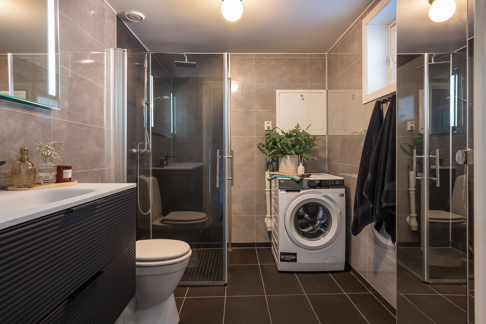 Moderne flislagt bad på gode 5,5 m². Badet er oppgradert i nyere tid og vurdert til tilstandsgrad 1 av takstmann. Galleribilde