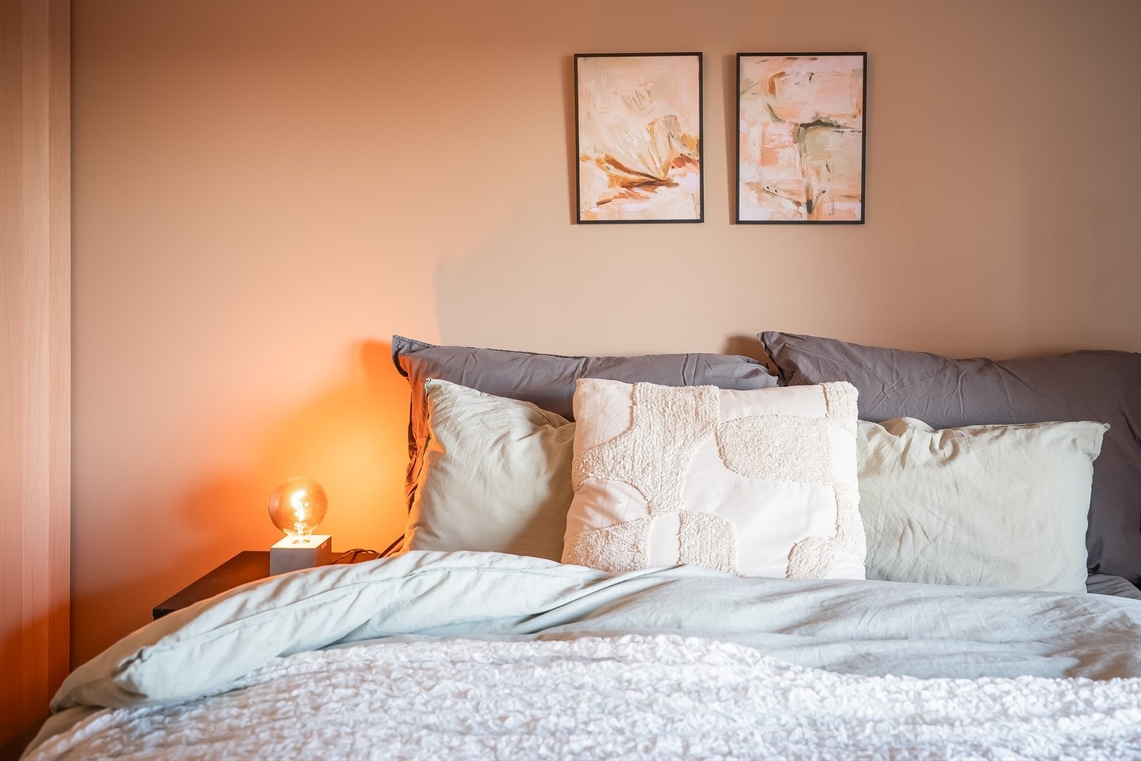 Soverommet er i likhet med resten av leiligheten malt i en behagelig fargetone. Galleribilde