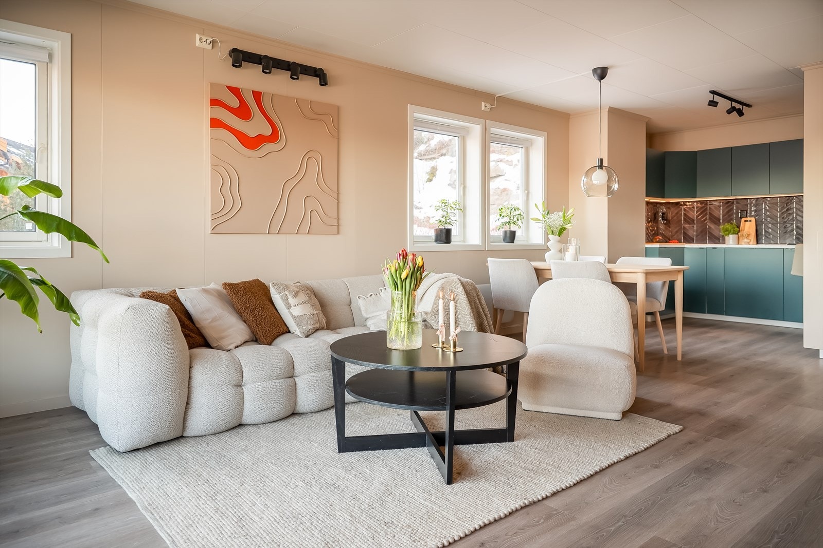 Her får du god plass til ulike soner. Spisegruppen finner sin naturlige plassering mellom stue og kjøkken. Galleribilde