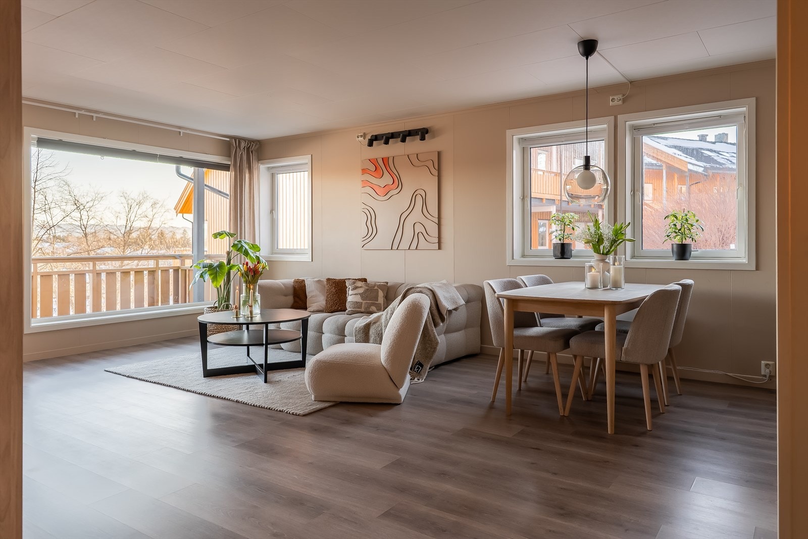 Den åpne stue- kjøkkenløsningen er på hele 34,9 m². Galleribilde