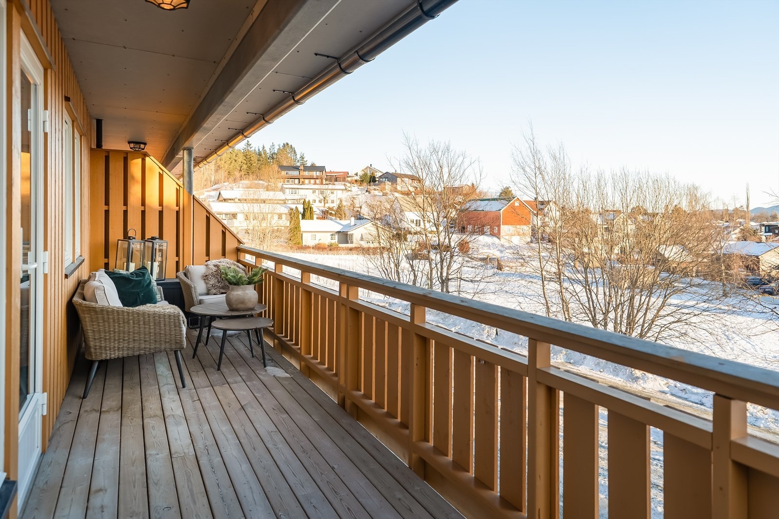 I direkte tilknytning til stuen ligger den romslige balkongen på 14,2 m². Galleribilde