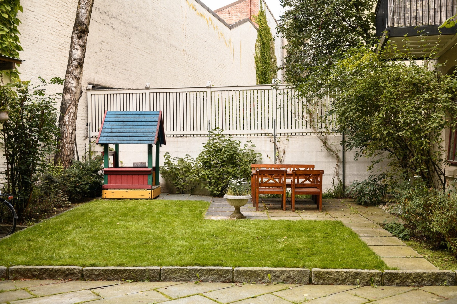 Bakgård opparbeidet med gressplen. Galleribilde