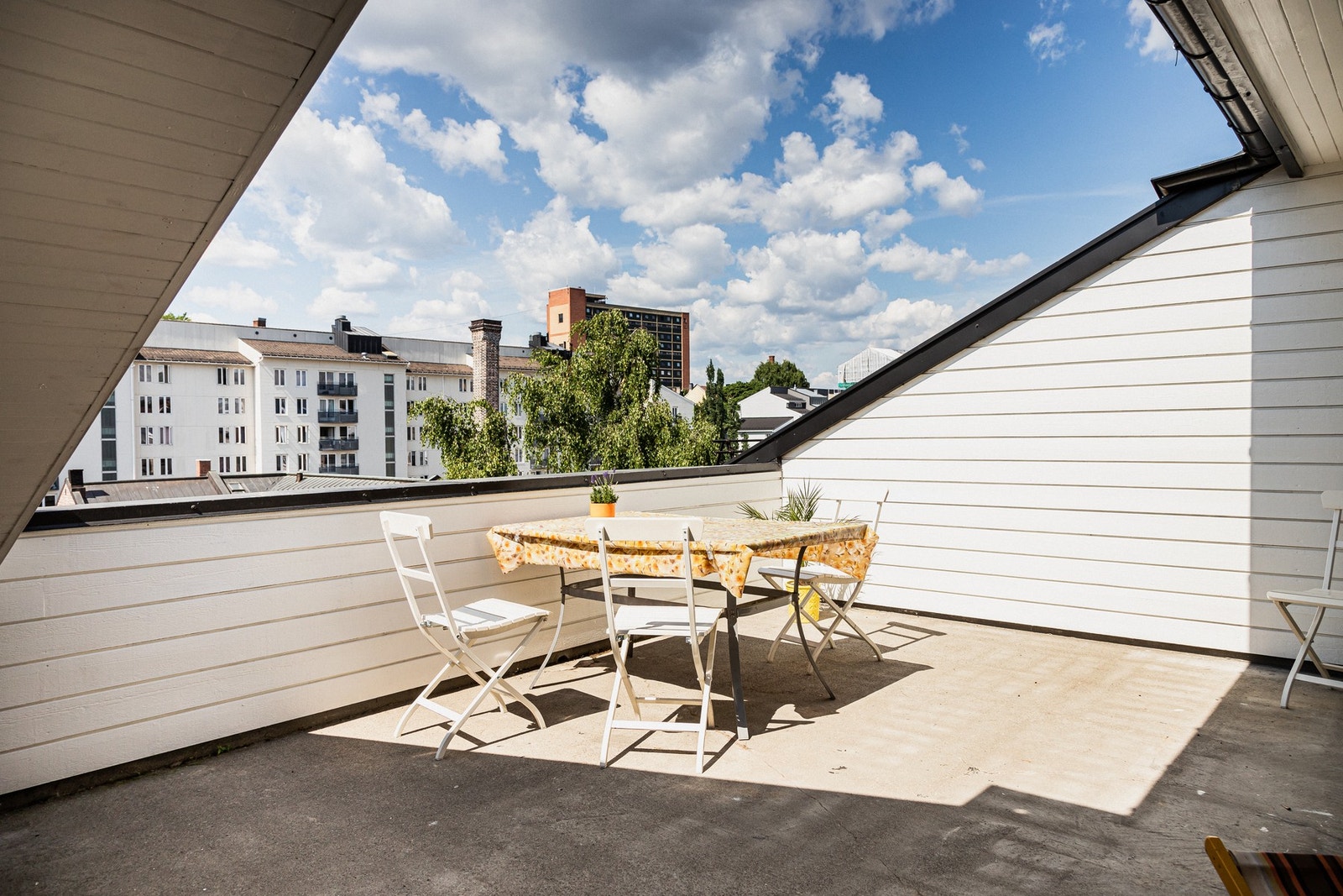 Stor felles takterrasse, kun to trapper opp. Galleribilde