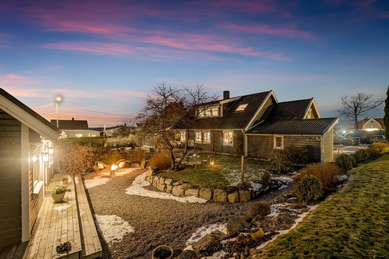 Hagen er pent anlagt med plen, beplantning og flere hyggelige uteplasser. Galleribilde