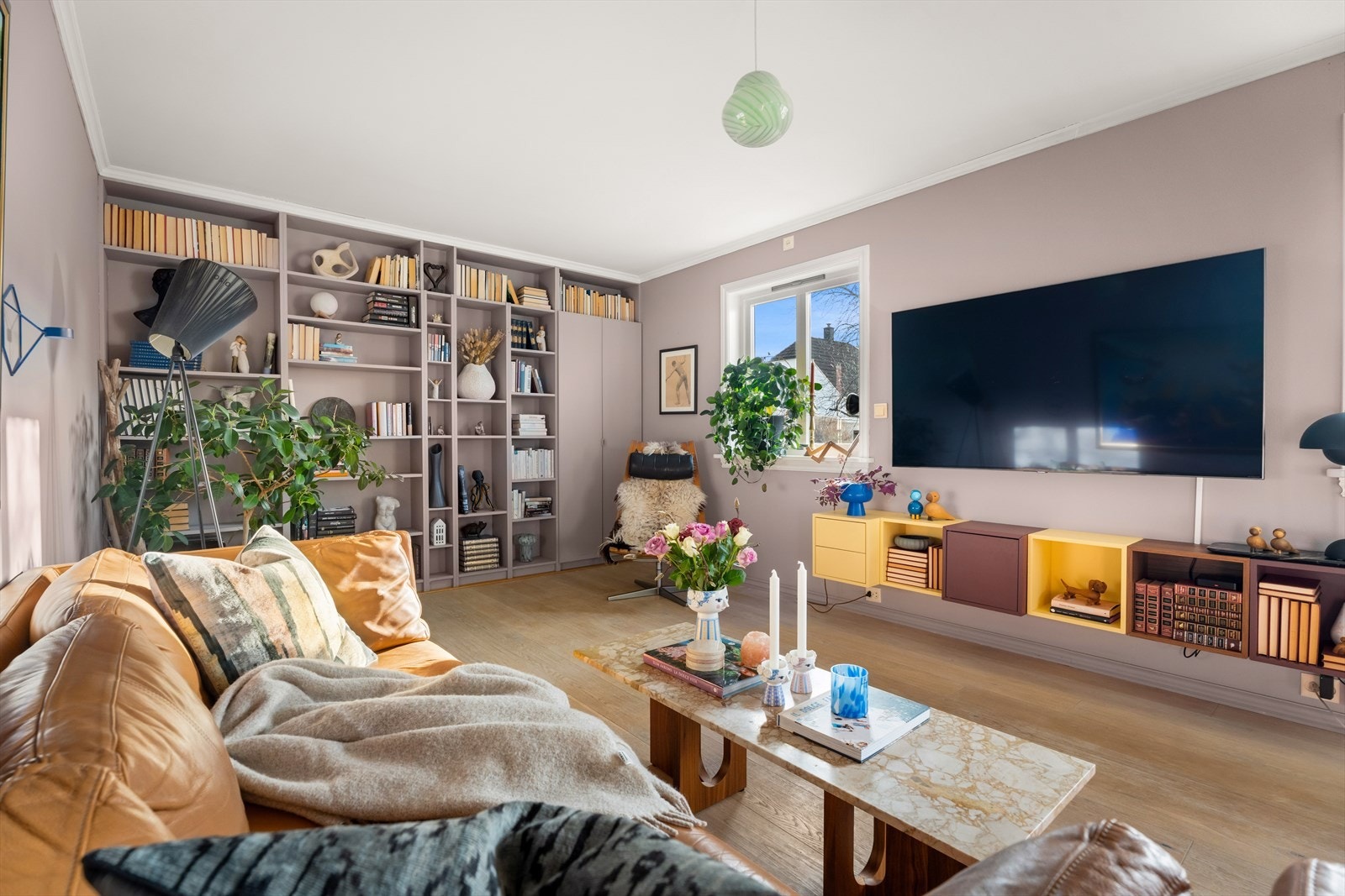 Store vindusflater sørger for rikelig med naturlig lys i stuen. Galleribilde