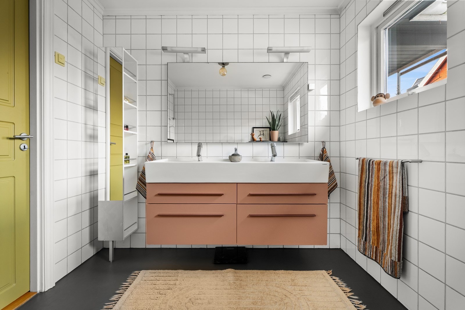 Baderomsinnredning med doble servanter og god oppbevaringsplass i skuffer. Galleribilde