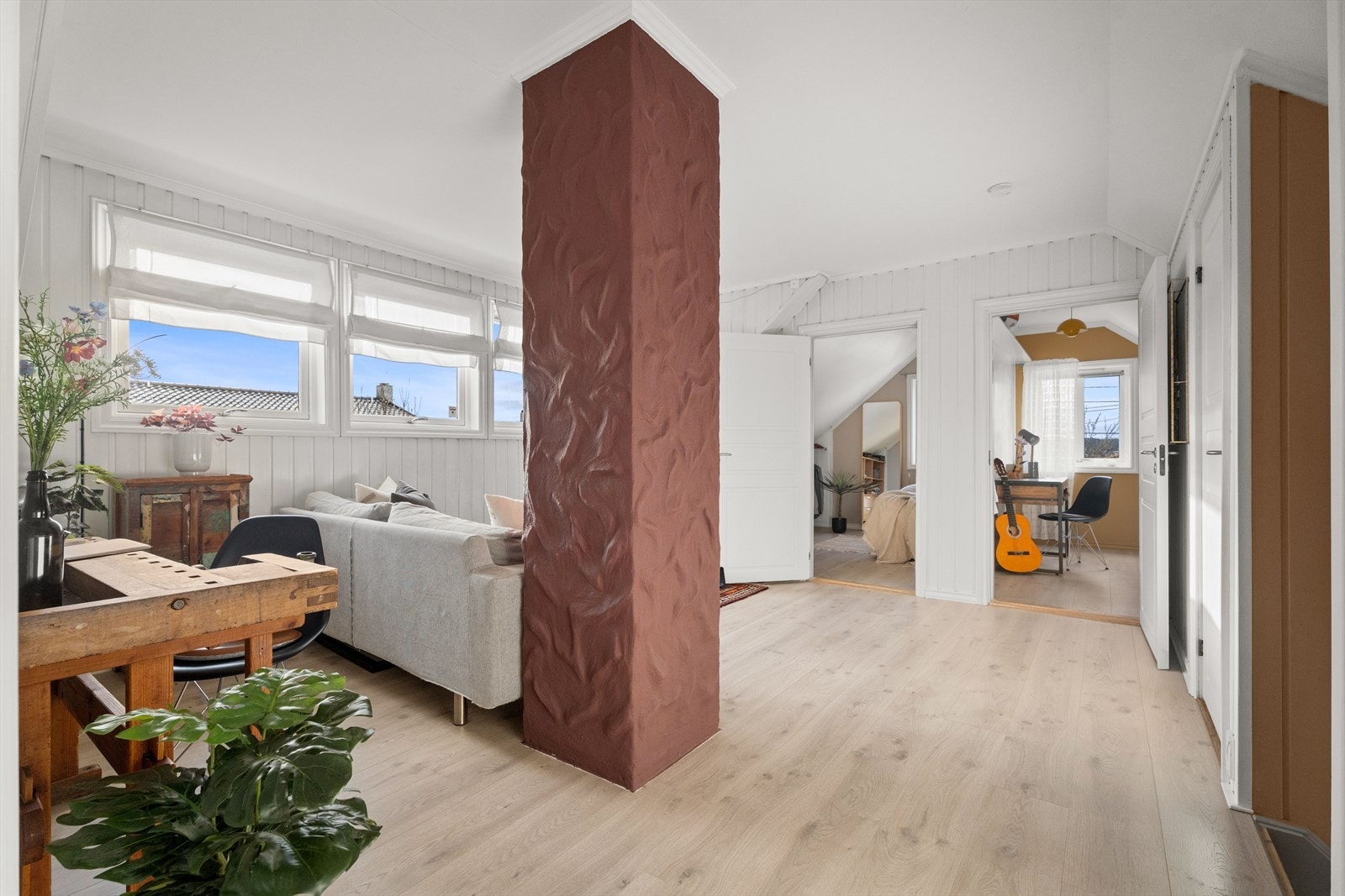 Vinduene gir godt med lys, og rommet har flere møbleringsmuligheter. Galleribilde